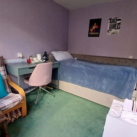 Cosy Single Room Only For Ladies In Tower Bridge Londra Esterno foto